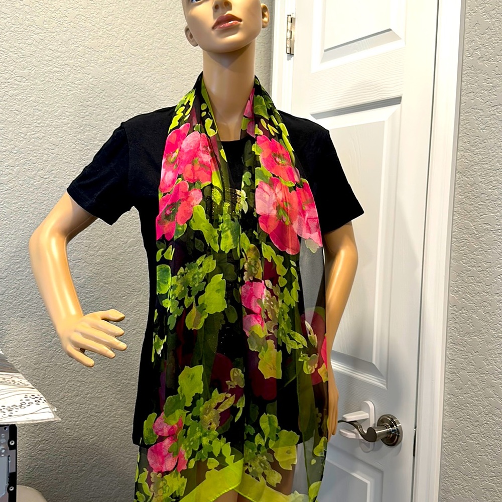 Scarf 🧣 pink flowers/green leaves 🍃